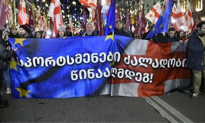 სპორტსმენების საპროტესტო მსვლელობა პარლამენტის წინ აქციის მონაწილეებს შეუერთდა