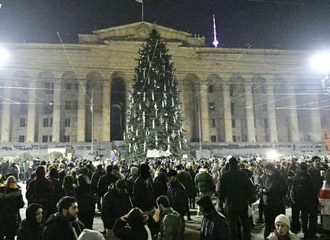 მოქმედმა და ყოფილმა საჯარო მოხელეებმა საპროტესტო აქცია გამართეს