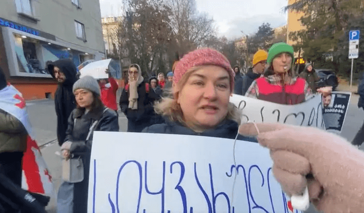 თბილისში, ქავთარაძის ქუჩაზე „სამეზობლოს მსვლელობა“ მიმდინარეობს
