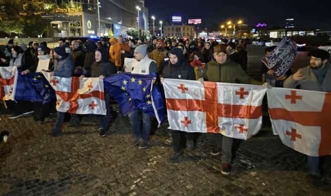 პარლამენტთან მიმდინარე აქციას „რა? სად? როდის?“ და „წიგნების თაროს“ მოთამაშეებისა და მხარდამჭერების მსვლელობა რესპუბლიკის მოედნიდან შეუერთდება