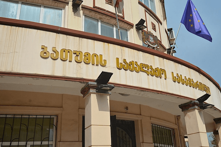 ბათუმის საქალაქო სასამართლომ ხელოვნების უნივერსიტეტის დეკანი და სამი სტუდენტი გირაოს სანაცვლოდ გაათავისუფლა, ერთი სტუდენტი კი პატიმრობაში დატოვა