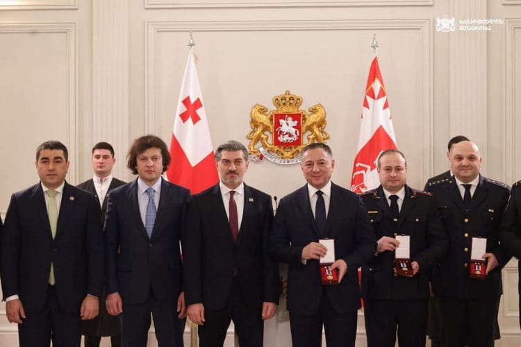 პრემიერ-მინისტრი ათონელის საპრეზიდენტო სასახლეში შინაგან საქმეთა მინისტრისა და პოლიციის სხვა ხელმძღვანელი პირების ღირსების ორდენით დაჯილდოების ცერემონიას დაესწრო
