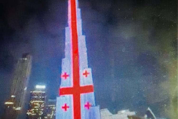 საქართველოში 6-მილიარდიანი ინვესტიციის განხორციელებაზე შეთანხმების გაფორმებასთან დაკავშირებით, ბურჯ ხალიფა საქართველოს დროშის ფერებში განათდა