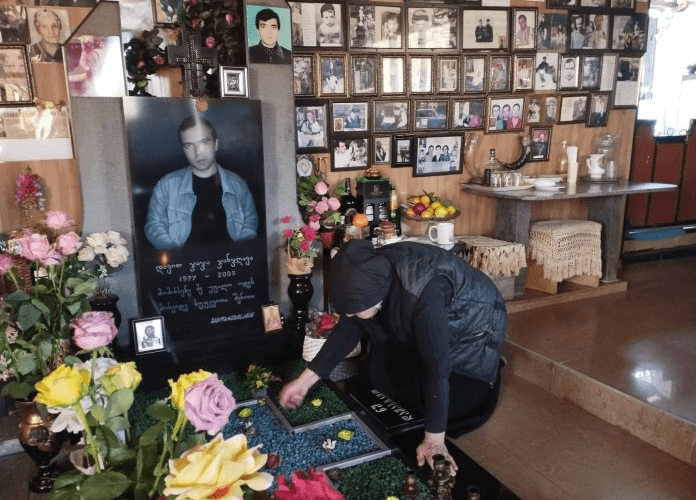 დოდო ჯოხაძე 16 წელია, გარდაცვლილი ვაჟის საფლავზე ცხოვრობს