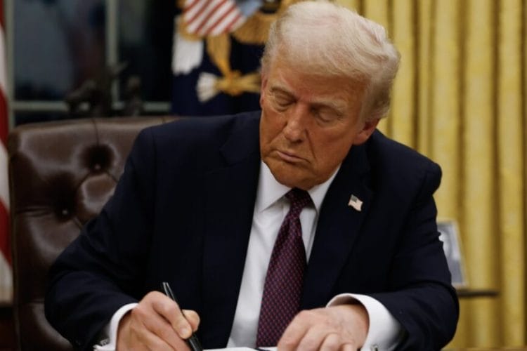 დონალდ ტრამპმა ასამდე განკარგულებას მოაწერა ხელი, მათ შორის, კაპიტოლიუმის მოვლენებში მონაწილე 1 600-მდე პირის შეწყალებისა და სამხრეთ საზღვარზე „საგანგებო მდგომარეობის“ გამოცხადების შესახებ