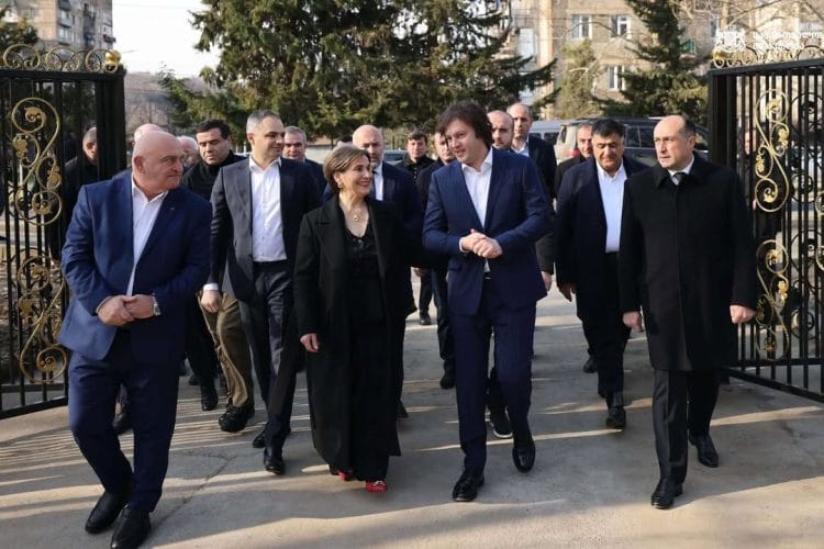 პრემიერ-მინისტრმა ირაკლი კობახიძემ, განათლების, მეცნიერებისა და ახალგაზრდობის მინისტრ ალექსანდრე წულაძესთან ერთად, ზესტაფონის სრულად რეაბილიტირებული მე-4 საჯარო სკოლა დაათვალიერა.