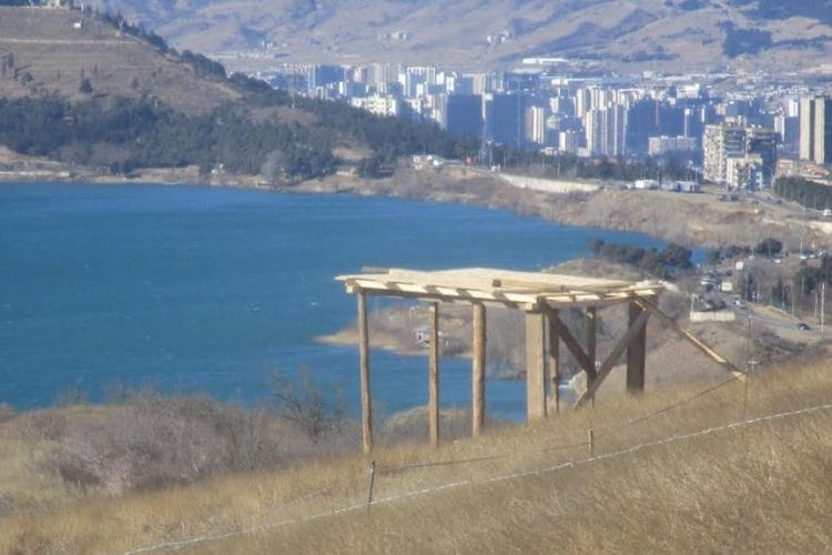 თბილისის მუნიციპალურმა ინსპექციამ თბილისის ზღვის მიმდებარე ტერიტორიაზე, სახელმწიფო მიწაზე განთავსებული 30-მდე უკანონო შენობა-ნაგებობის დემონტაჟი განახორციელა