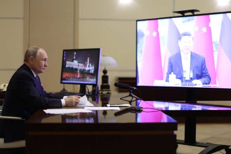 კრემლის პრესსამსახურის ცნობით, ვლადიმერ პუტინმა და სი ძინპინმა ვიდეოკონფერენციის ფორმატში მოლაპარაკებებისას, მუშაობის შედეგები შეაჯამეს და ურთიერთობების განვითარების გეგმები განიხილეს