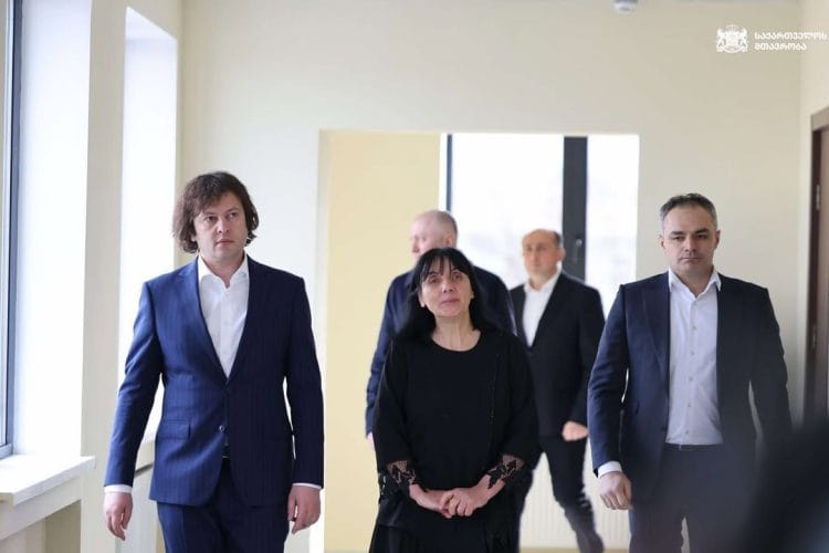 პრემიერ-მინისტრმა მეცნიერებისა და ახალგაზრდობის მინისტრ წულაძესთან ერთად ვანის მუნიციპალიტეტის სოფელ ზეინდარის ახლად რეაბილიტირებული საჯარო სკოლა გახსნა