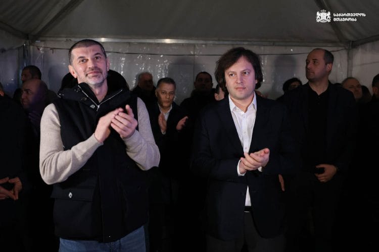 ირაკლი კობახიძე სამტრედიაში ტრადიციულ ღონისძიებას დაესწრო, სადაც რამდენიმე ოჯახს ბინები გადაეცა