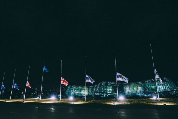 საბჭოთა ოკუპაციის 104 წლისთავთან დაკავშირებით შინაგან საქმეთა სამინისტროს ადმინისტრაციულ შენობებზე სახელმწიფო დროშები დაშვებულია