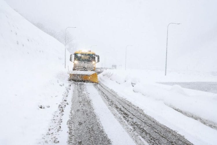 რთული მეტეოროლოგიური პირობების გამო, საავტომობილო გზების ცალკეულ მონაკვეთებზე დაწესებულია მოძრაობის სპეციალური რეჟიმები