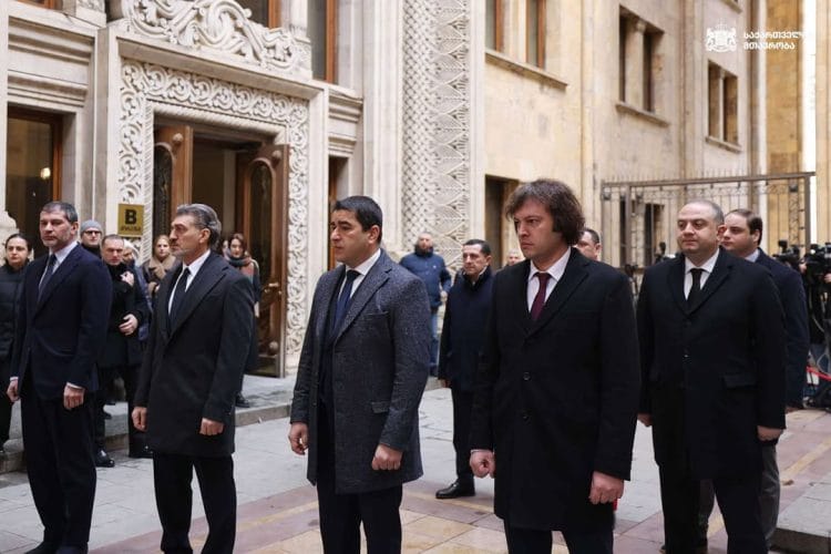 პრემიერ-მინისტრმა, პრეზიდენტთან, პარლამენტის თავმჯდომარესთან და თბილისის მერთან ერთად, 1921 წელს რუსეთის არმიის წინააღმდეგ კოჯორ-ტაბახმელასთან ბრძოლაში დაღუპულ იუნკერთა ხსოვნას პატივი მიაგო