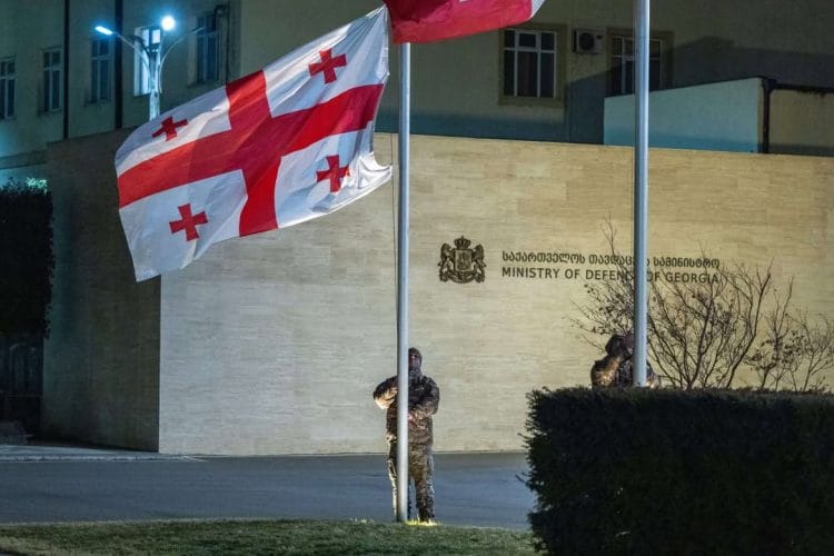 საბჭოთა ოკუპაციის დღესთან დაკავშირებით თავდაცვის უწყების შენობებსა და სამხედრო ქვედანაყოფებში სახელმწიფო დროშები დაეშვა