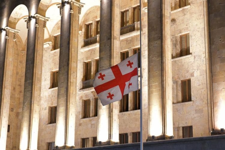 საბჭოთა ოკუპაციის დღესთან დაკავშირებით, პარლამენტის სასახლეზე სახელმწიფო დროშა დაეშვა