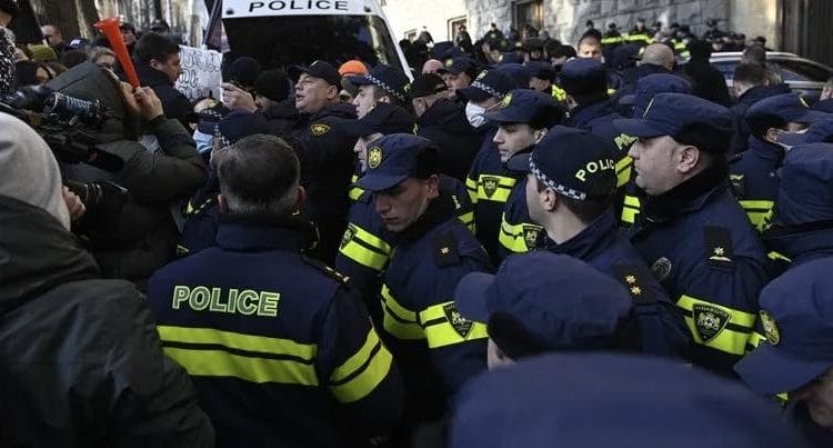 პარლამენტთან პოლიციელებსა და აქციის მონაწილეებს შორის დაპირისპირება იყო