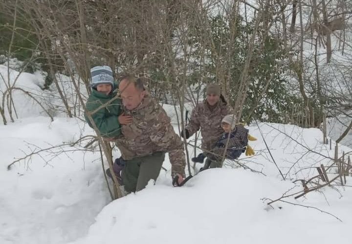 სტიქიის შედეგებთან გამკლავების პროცესში სამხედროები აქტიურად მონაწილეობენ