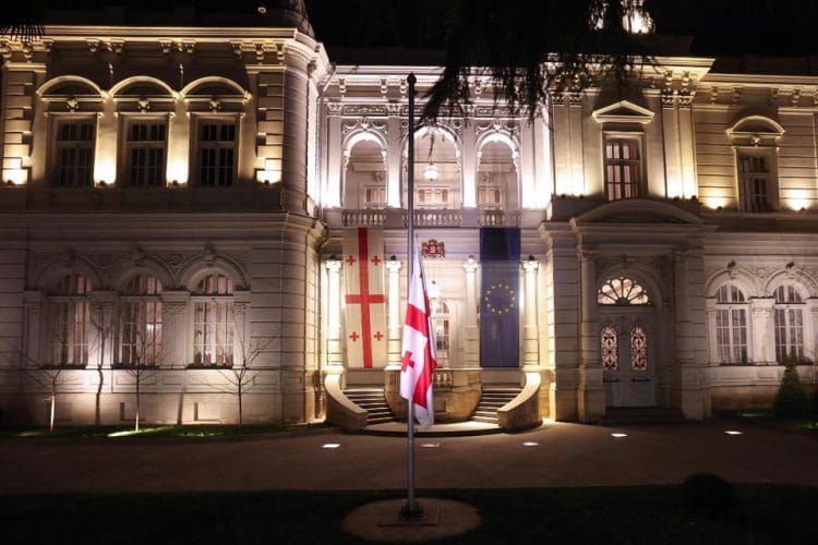 საბჭოთა ოკუპაციის დღესთან დაკავშირებით საქართველოს პრეზიდენტის სასახლეზე სახელმწიფო დროშა დაეშვა