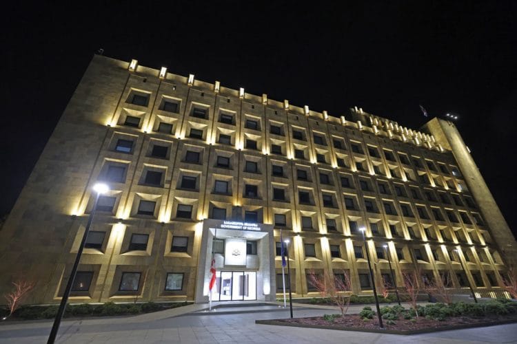 საბჭოთა ოკუპაციის დღესთან დაკავშირებით, მთავრობის ადმინისტრაციის შენობაზე სახელმწიფო დროშა დაეშვა