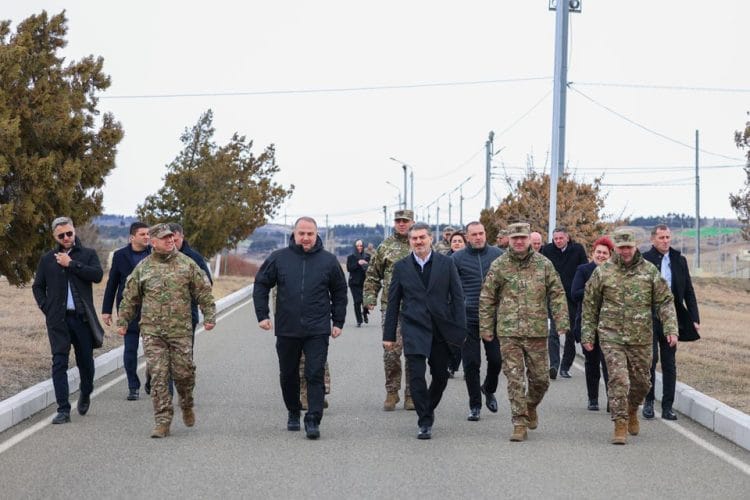 მიხეილ ყაველაშვილი ვაზიანში თავდაცვის ძალების აღმოსავლეთის სარდლობის მე-4 ქვეით და მე-5 საარტილერიო ბრიგადებს შეხვდა
