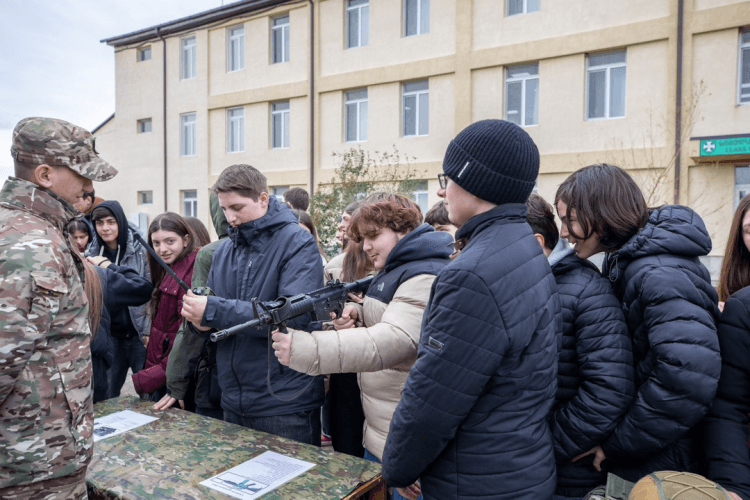 „ერთი დღე ჯარში“ პროექტის ფარგლებში ხონის მე-6 საარტილერიო ბრიგადას სკოლების მოსწავლეები ესტუმრნენ