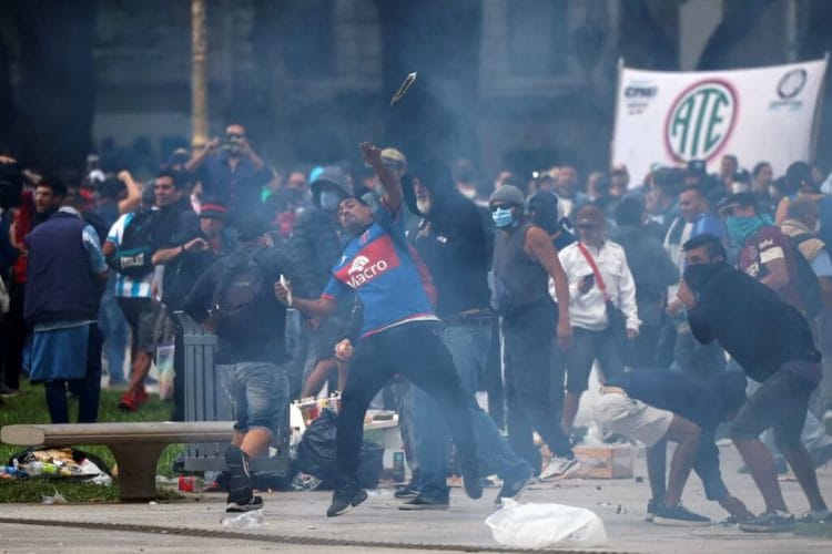 არგენტინაში აქციის მონაწილეებსა და სამართალდამცავებს შორის შეტაკება მოხდა, პოლიციამ დემონსტრანტების წინააღმდეგ რეზინის ტყვიები და წყლის ჭავლი გამოიყენა