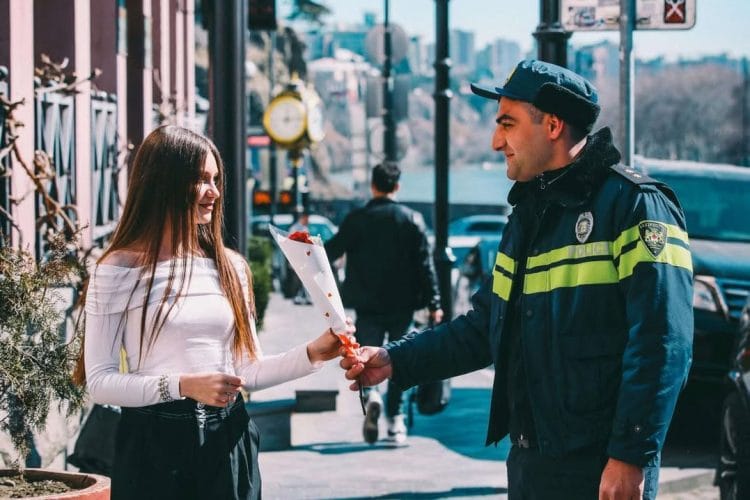 საპატრულო პოლიციის დეპარტამენტის თანამშრომლებმა ქალბატონებს 8 მარტი მიულოცეს