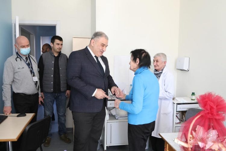 მიხეილ სარჯველაძემ ექიმებს 8 მარტი მიულოცა