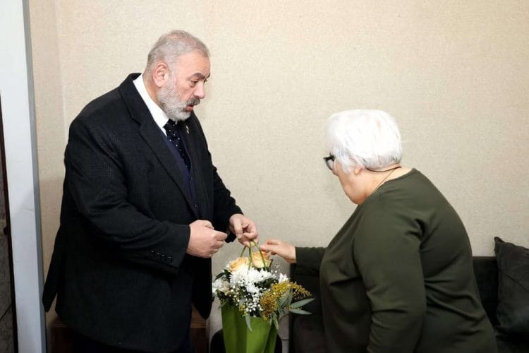 კობა კობალაძემ ფოთში ვეტერან ქალბატონებს 8 მარტი მიულოცა