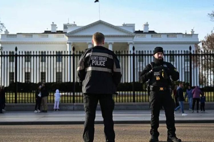 აშშ-ის საიდუმლო სამსახურის წარმომადგენლებმა თეთრი სახლის მიმდებარედ შეიარაღებულ პირს ესროლეს და დაჭრეს