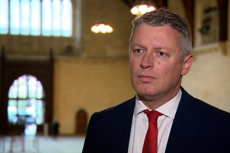 დიდი ბრიტანეთის შეიარაღებული ძალების მინისტრი აცხადებს, რომ უკრაინაში ერთთვიანი ზავის თაობაზე ინიციატივის შესახებ საფრანგეთსა და ბრიტანეთს შორის არანაირი შეთანხმება არ არის მიღწეული