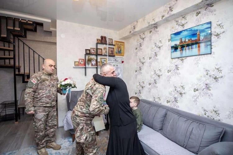 თავდაცვის ძალების სამხედრო მოსამსახურეებმა დაღუპული თანამებრძოლების დედებს დედის დღე მიულოცეს