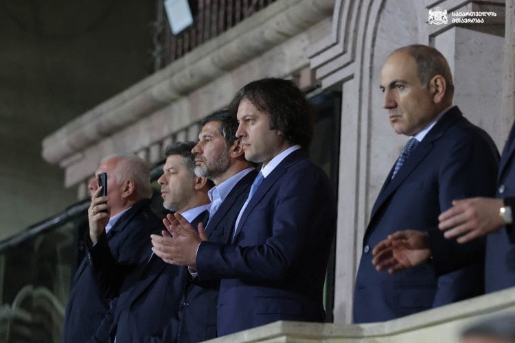 საქართველოს პრემიერ-მინისტრი ირაკლი კობახიძე, სომხეთის პრემიერ-მინისტრ ნიკოლ ფაშინიანთან ერთად, ერევანში, ვაზგენ სარგსიანის სახელობის სტადიონზე საქართველოსა და სომხეთის ეროვნული ნაკრებების მატჩს დაესწრო