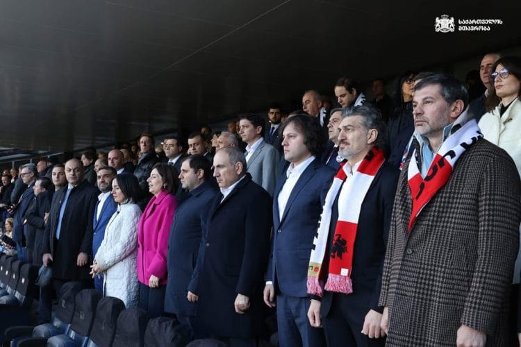 საქართველოს პრემიერ-მინისტრი ირაკლი კობახიძე, სომხეთის პრემიერ-მინისტრ ნიკოლ ფაშინიანთან ერთად, საქართველოსა და სომხეთის ეროვნული ნაკრებების მატჩს დაესწრო