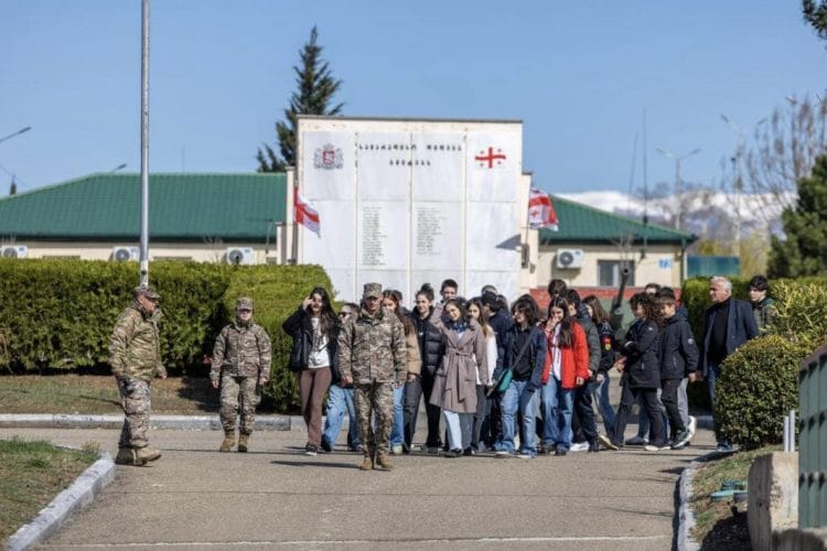 „ერთი დღე ჯარში“ – პროექტის ფარგლებში მე-5 საარტილერიო  ბრიგადას თბილისისა და რუსთავის  სკოლების მოსწავლეები ესტუმრნენ