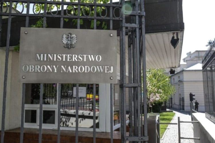 პოლონეთის თავდაცვის სამინისტროში უკრაინისთვის ამერიკული შეიარაღების მიწოდების განახლებას ადასტურებენ