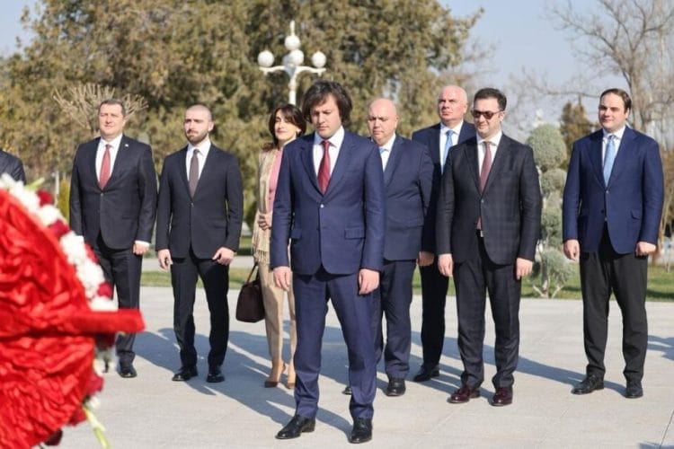 ირაკლი კობახიძემ თურქმენეთში შოთა რუსთაველის ძეგლი გვირგვინით შეამკო