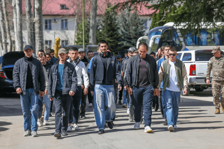 გორის სამხედრო ჰოსპიტალში წვევამდელთა ეროვნულ სამსახურში 6-თვიანი ვადით საკუთარი სურვილით დარეგისტრირებული წვევამდელების სამედიცინო შემოწმება მიმდინარეობს