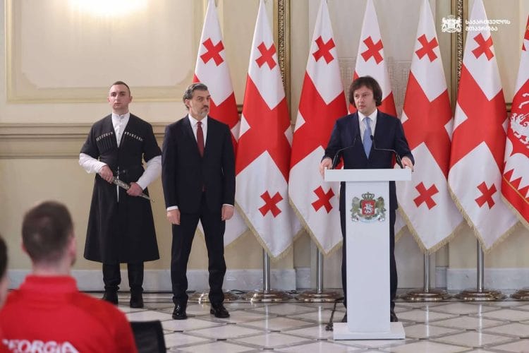 ირაკლი კობახიძისა და შალვა პაპუაშვილის ერთობლივი წარდგინების საფუძველზე, ვაჟ ხელბურთელთა ეროვნული ნაკრების წევრები და ხელბურთის ეროვნული ფედერაციის ხელმძღვანელი პირები მიხეილ ყაველაშვილმა ღირსების ორდენებითა და მედლებით დააჯილდოვა