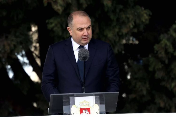 თავდაცვის მინისტრმა ირაკლი ჩიქოვანმა და თბილისის მერმა კახა კალაძემ ბრიგადის ტერიტორიაზე არსებული გმირთა მემორიალი გვირგვინით შეამკეს