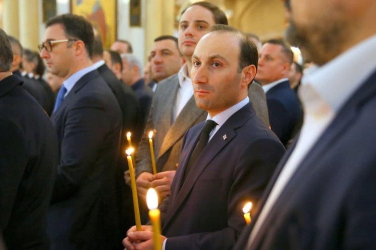 სუს-ის უფროსი ანრი ოხანაშვილი პრეზიდენტ მიხეილ ყაველაშვილთან, პრემიერ-მინისტრ ირაკლი კობახიძესთან და საკანონმდებლო ხელისუფლების წევრებთან ერთად, სამების საკათედრო ტაძარში 9 აპრილს დაღუპულთა სულის მოსახსენიებელ პანაშვიდს დაესწრო