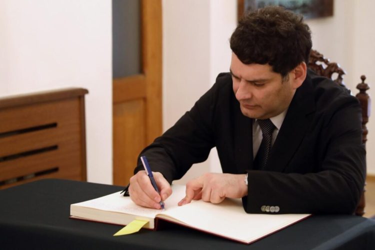 რომის პაპის, ფრანცისკეს გარდაცვალებასთან დაკავშირებით საქართველოში წმინდა საყდრის სადესპანოში გახსნილ სამძიმრის წიგნში ბექა დავითულიანმა ჩანაწერი გააკეთა