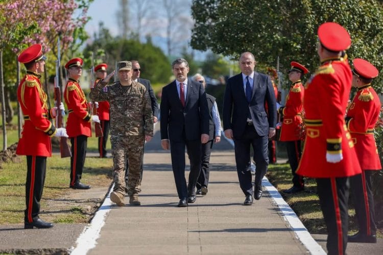 საქართველოს თავდაცვის მინისტრმა, ვიცე-პრემიერმა ირაკლი ჩიქოვანმა და თავდაცვის ძალების მეთაურმა, გენერალ-მაიორმა გიორგი მათიაშვილმა საქართველოს პრეზიდენტს, მიხეილ ყაველაშვილს საიუბილეო ცერემონიალზე სენაკში უმასპინძლეს