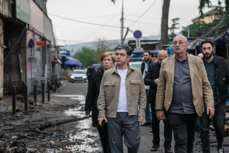 ირაკლი ხმალაძე სადგურის მოედნის მიმდებარედ, დამწვარ ბაზრობაზე არსებულ ვითარებას გაეცნო