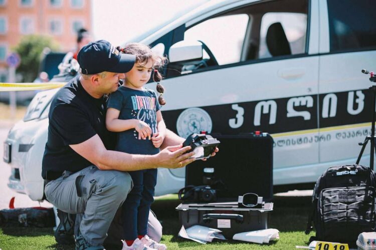 საქართველოს დამოუკიდებლობის დღესთან დაკავშირებული ერთიანი საზეიმო ღონისძიების ფარგლებში, შინაგან საქმეთა სამინისტრო მოქალაქეებს ფოთის ცენტრალური მოედნის ტერიტორიაზე მასპინძლობს