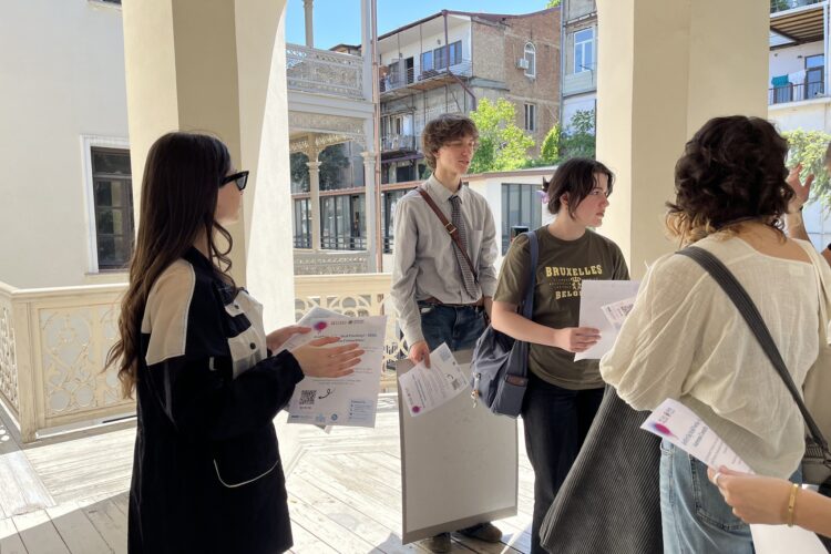 7 მაისს, GRUNI SDGs სტუდენტური კლუბის წევრებმა ქალაქ თბილისის მასშტაბით, კედლის მხატვრობის კონკურსის შესახებ საინფორმაციო პოსტერები გაავრცელეს