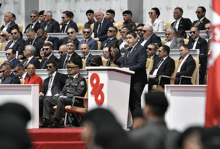 შალვა პაპუაშვილმა წვევამდელებს მიმართა – დღეს თქვენ დადეთ ფიცი ჩვენი სამშობლოს, ღვთისა და ერის წინაშე, ხუთჯვრიანი დროშის წინაშე ხუთჯერ წარმოსთქვით სიტყვა „ვფიცავ“