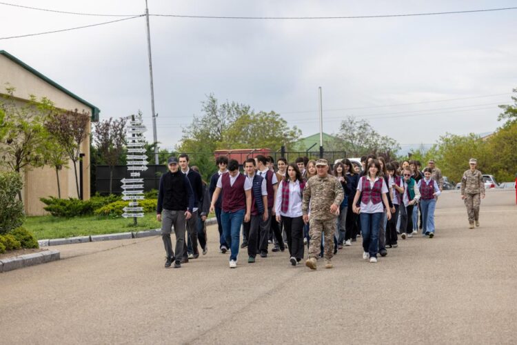 მე-5 საარტილერიო ბრიგადას საჯარო და კერძო სკოლების მოსწავლეები ესტუმრნენ