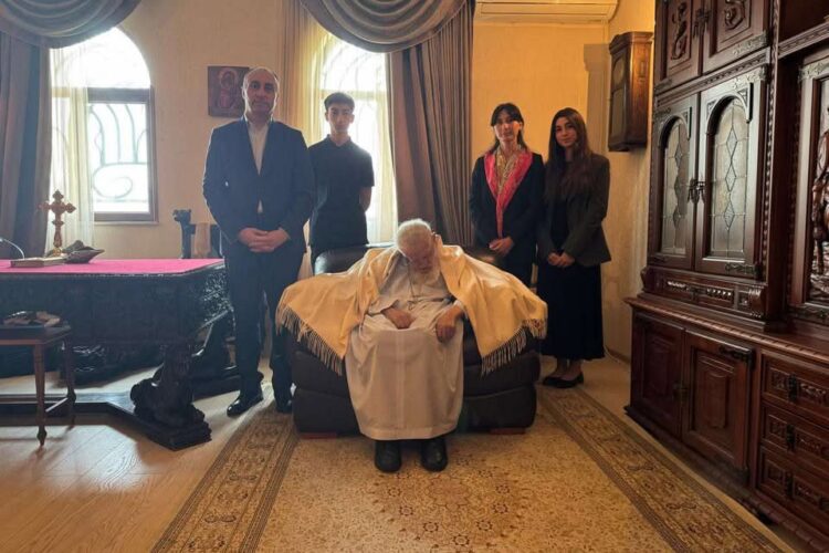 შინაგან საქმეთა მინისტრი გეკა გელაძე, ოჯახთან ერთად, სრულიად საქართველოს კათოლიკოს-პატრიარქს, უწმინდესსა და უნეტარესს, ილია მეორეს რეზიდენციაში ესტუმრა