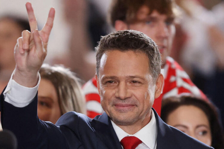 ეგზიტპოლის თანახმად, პოლონეთის საპრეზიდენტო არჩევნების მეორე ტურში მინიმალური უპირატესობით, 50,3 პროცენტით მმართველი პარტიის კანდიდატი რაფალ ტშასკოვსკი იმარჯვებს